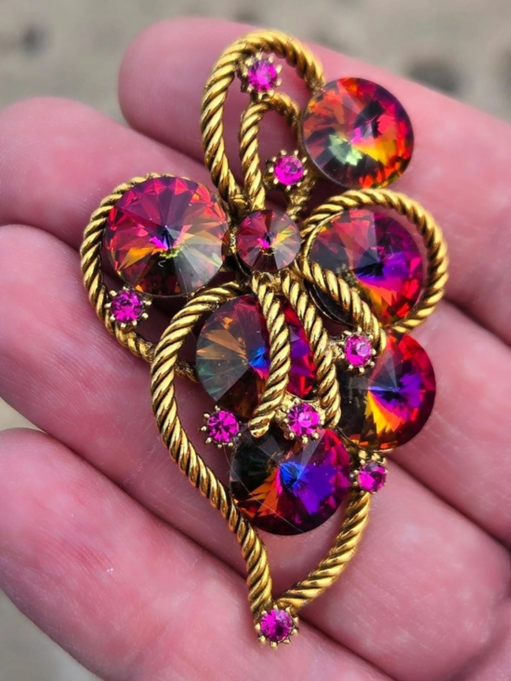 Vtg. rhinestone and gold toned metal coiled rope brooch.